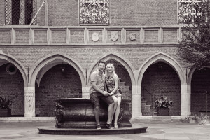 zdjęcie przedstawia szczęśliwą parę narzeczonych na tle krakowskiego collegium maius