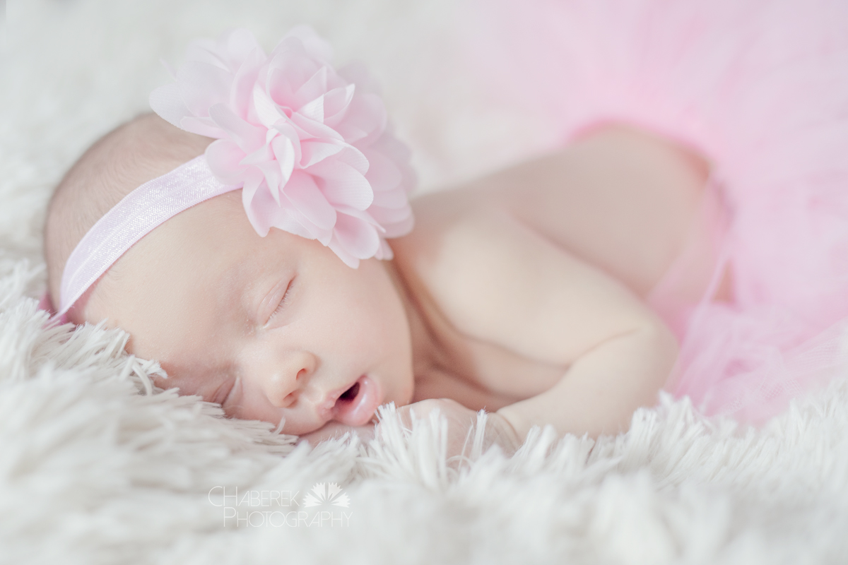 zdjęcie dziewczynki noworodka w uroczym tutu i opasce