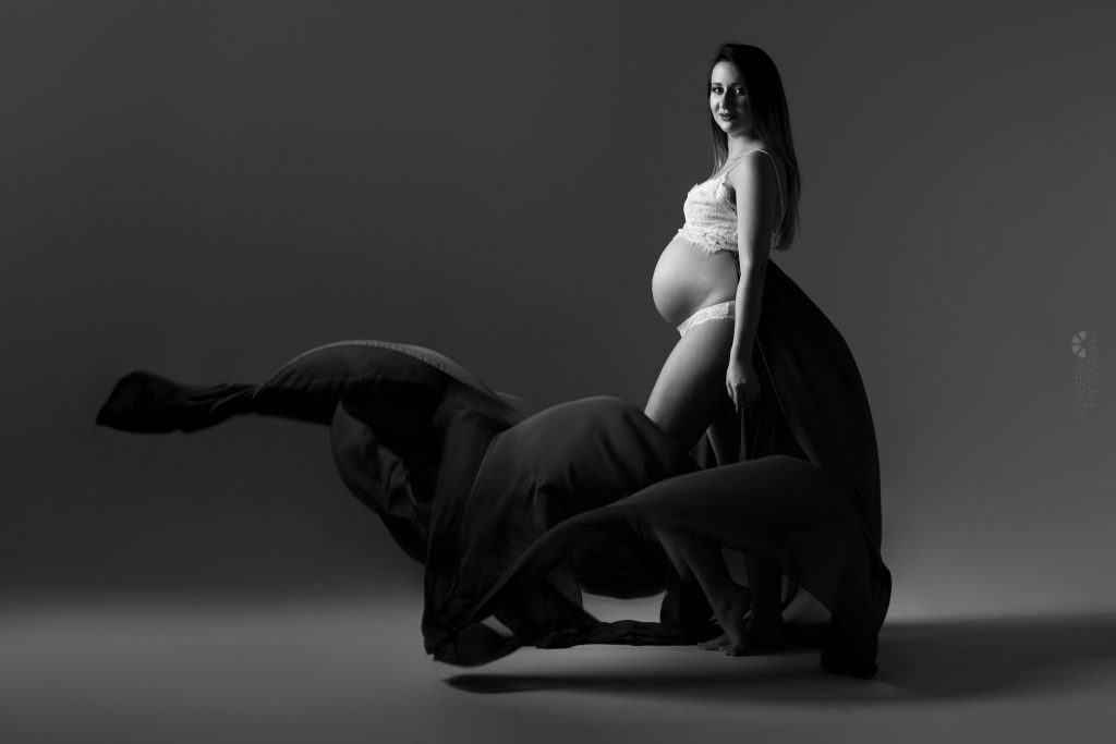 zdjęcie studyjne z kobietą w ósmym miesiącu ciąży - sesja fotograficzna w Krakowie