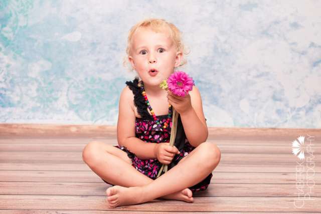 zdjęcie dziewczynki z kwiatkiem
