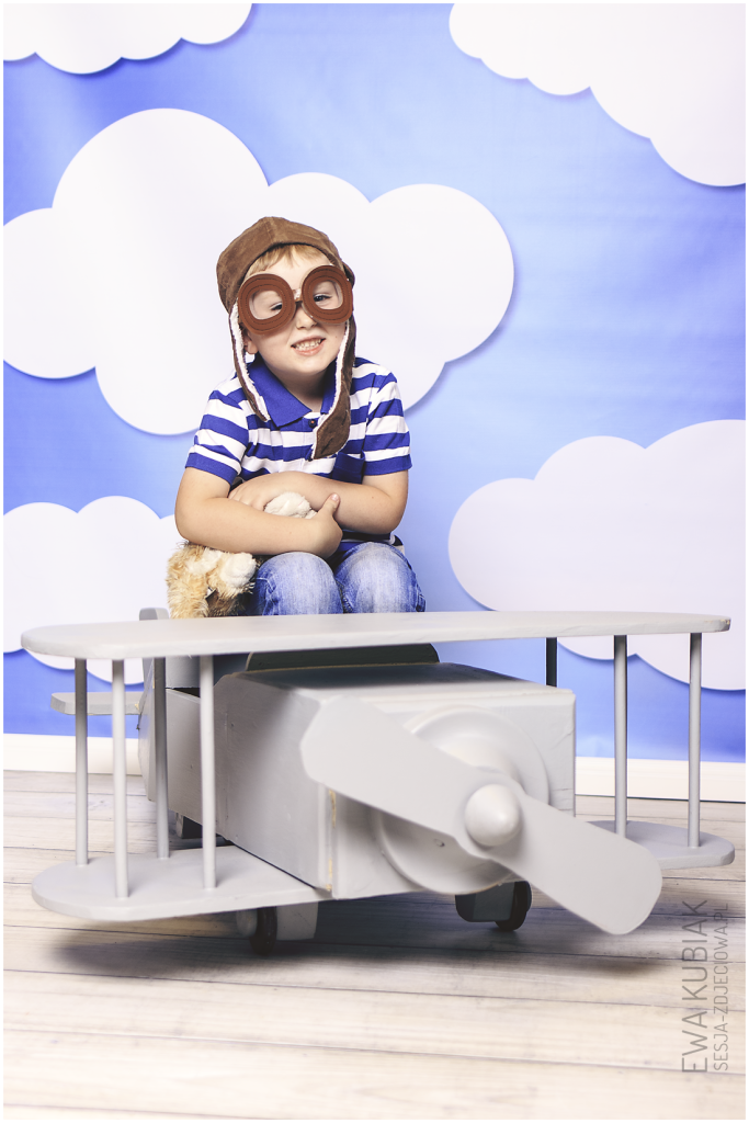 sesja zdjęciowa dla dziecka - chłopiec pilot w samolocie