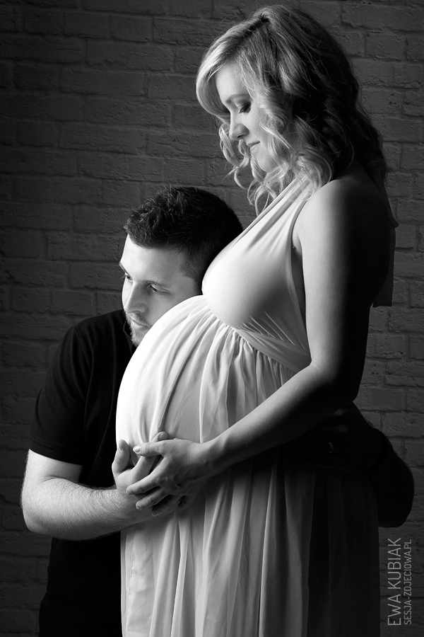 portret ze zbliżeniem na brzuszek ciążowy