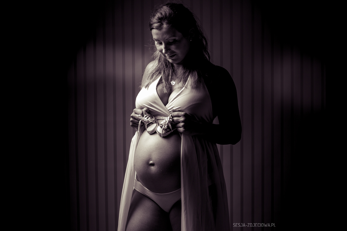zdjęcie kobiety w ciąży w studio