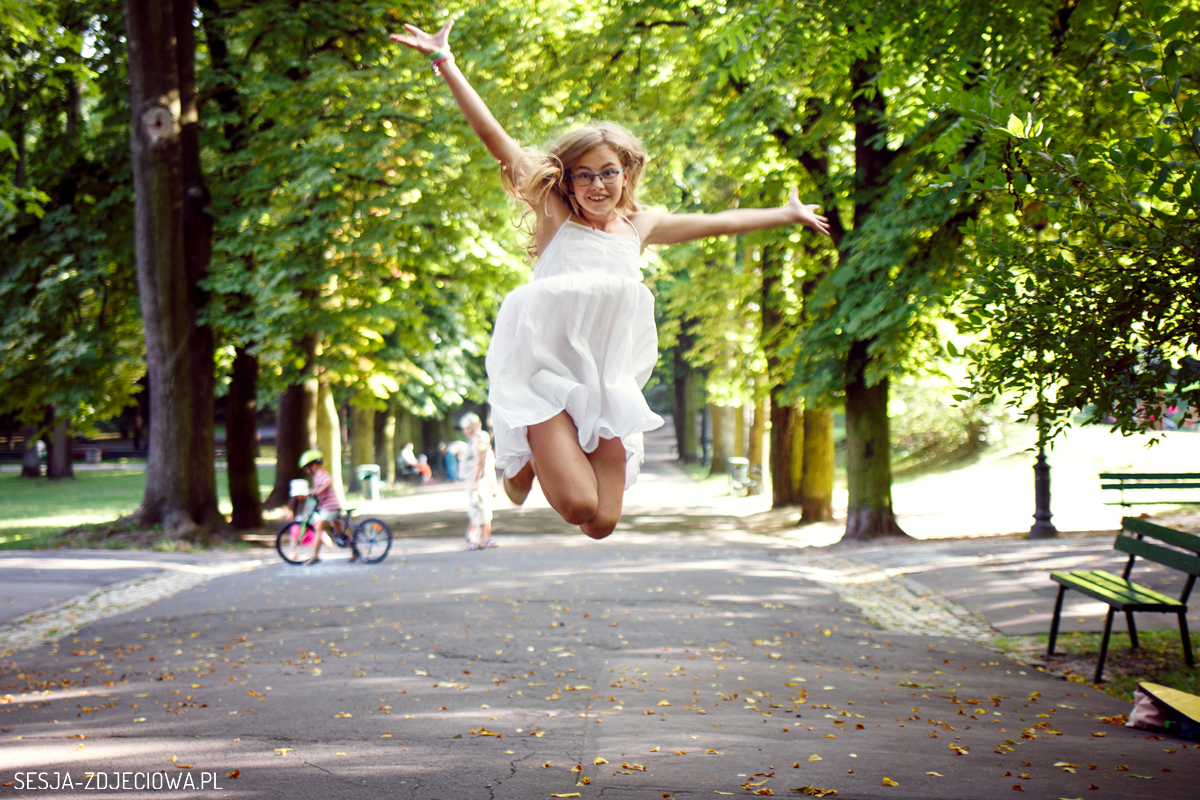 radosna dziewczynka skacze 