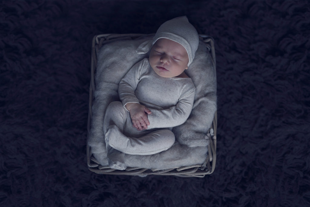 zdjęcie noworodka chłopca w chłodnej stylizacji