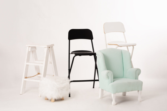 krzesła i ozdobna drabinka do dyspozycji osób wynajmujących studio